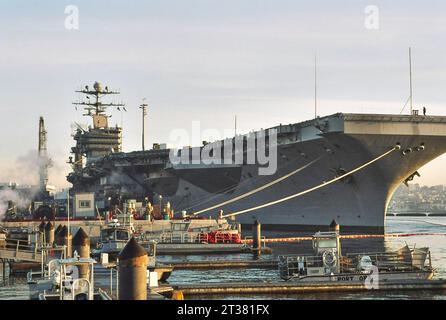 31. Dezember 1969, San Diego, Kalifornien, USA: Ankunft auf der USS Midway, wo sie in den Hafen von San Diego gezogen wird, um ein Museum zu werden. Die Midway war bis 1955 das größte Schiff der Welt und der dienstälteste Flugzeugträger des 20. Jahrhunderts. (Kreditbild: © Ian L. Sitren/ZUMA Press Wire) NUR REDAKTIONELLE VERWENDUNG! Nicht für kommerzielle ZWECKE! Stockfoto