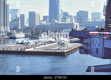 31. Dezember 1969, San Diego, Kalifornien, USA: An Bord der USS Midway wird sie zum Anlegeplatz im Hafen von San Diego gezogen, um ein Museum zu werden. Die Midway war bis 1955 das größte Schiff der Welt und der dienstälteste Flugzeugträger des 20. Jahrhunderts. (Kreditbild: © Ian L. Sitren/ZUMA Press Wire) NUR REDAKTIONELLE VERWENDUNG! Nicht für kommerzielle ZWECKE! Stockfoto