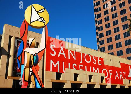 Italo Scangas Kunstskulptur Figur hält die Sonne auf dem Cesar Chavez Plaza vor dem San Jose Museum of Art Stockfoto