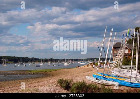 Im Sommer stehen Segelboote und Katamarane am Rand der Bucht an einem Strand an Stockfoto