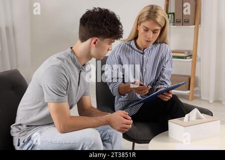 Psychologe, der mit einem Teenager im Büro arbeitet. Teenager-Probleme Stockfoto