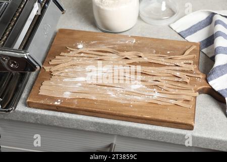 Ungekochter, hausgemachter Soba mit Holzbrett auf dem Tisch Stockfoto