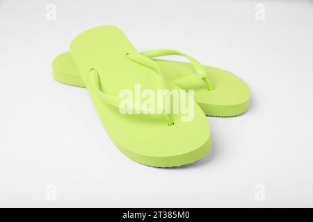 Stilvolle hellgrüne Flipflops auf weißem Hintergrund Stockfoto