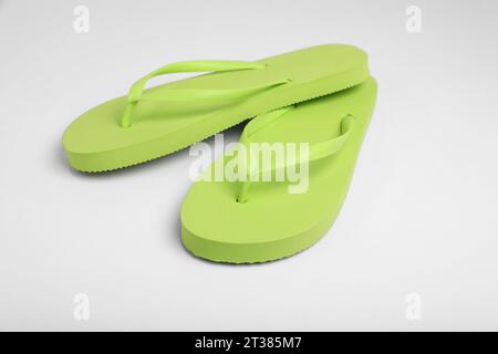 Stilvolle hellgrüne Flipflops auf weißem Hintergrund Stockfoto