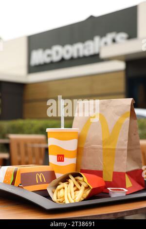 Lemberg, Ukraine - 9. Oktober 2023: McDonald's Menü auf Holztisch im Freien Stockfoto