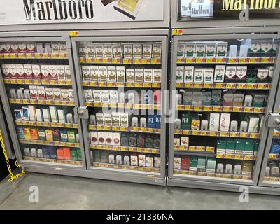 Grovetown, GA USA - 08 06 23: Walmart Lebensmittelgeschäft Zigarettenetui und Preise Stockfoto