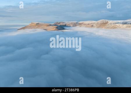 Luftbild über Talnebel in der Hocharktis Stockfoto