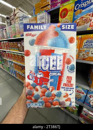 Grovetown, GA USA - 08 06 23: Walmart Lebensmittelgeschäft Icee Cereal Stockfoto