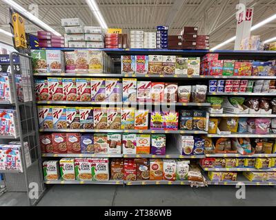 Grovetown, GA USA - 08 06 23: Walmart Lebensmittelgeschäft gesunde Getreideabteilung Stockfoto