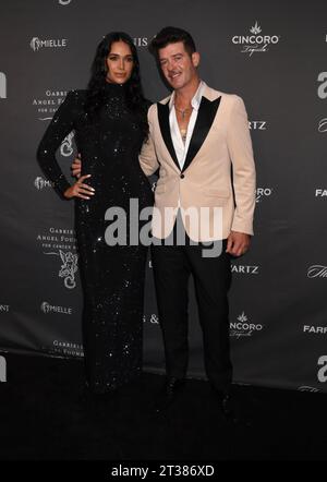 NEW YORK, NY - 23. OKTOBER: April Love Geary und Robin Thicke beim 25. Jahrestag des Angel Ball zu Ehren von Richie Akiva, Monique Rodriguez und Elizabeth Elting in der Cirpriani Wall Street in New York City am 23. Oktober 2023. Copyright: XMediaPunchx Credit: Imago/Alamy Live News Stockfoto