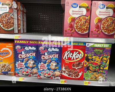 Grovetown, GA USA - 08 06 23: Walmart Lebensmittelgeschäft Kit Kat Cereal Stockfoto