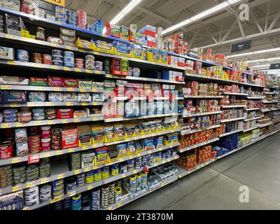 Grovetown, GA USA - 08 06 23: Walmart Lebensmittelgeschäft Thunfischbereich und Preise Stockfoto