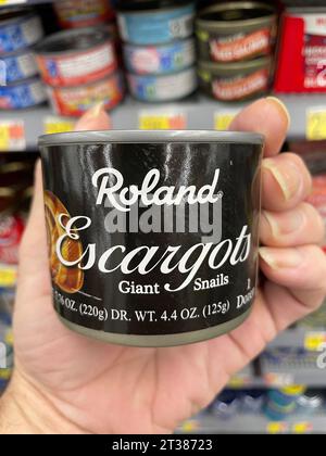Grovetown, GA USA - 08 06 23: Walmart Lebensmittelgeschäft Roland Escargots Stockfoto