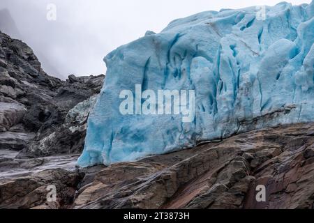 Hängender Gletscher auf dem Grundgestein Stockfoto