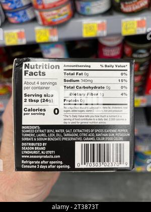 Grovetown, GA, USA - 08 06 23: Walmart Lebensmittelgeschäft Nährwerte Austern Stockfoto