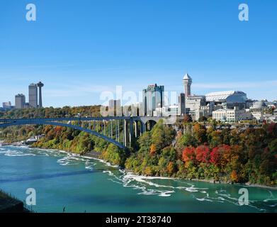 Blick auf die kanadischen Niagarafälle über die Niagara River Gorge von der amerikanischen Seite Stockfoto