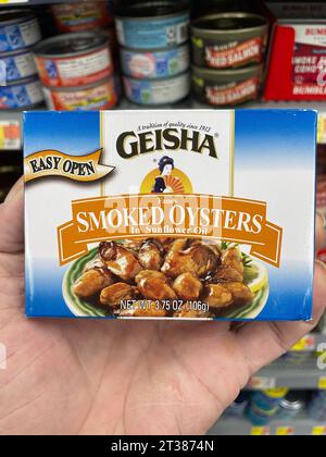 Grovetown, GA USA - 08 06 23: Walmart Lebensmittelgeschäft Geisha Smoke Oysters Stockfoto