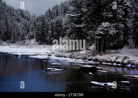 North Fork des Payette River nach dem ersten Schneefall der Saison, nördlich von Banks, Idaho, USA Stockfoto