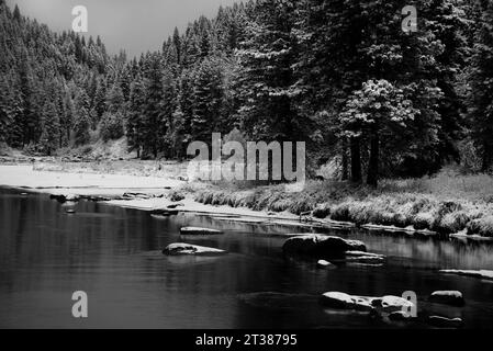 North Fork des Payette River nach dem ersten Schneefall der Saison, nördlich von Banks, Idaho, USA Stockfoto