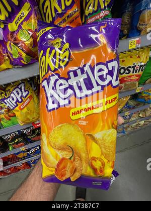 Grovetown, GA USA - 08 06 23: Walmart Lebensmittelgeschäft Takis Kettles Chips Stockfoto