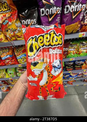 Grovetown, GA USA - 08 06 23: Walmart Lebensmittelgeschäft Cheetos Chips Stockfoto