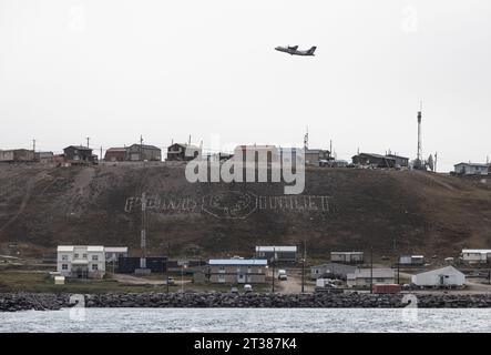 Das Flugzeug startet vom Pond Inlet Stockfoto