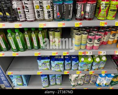 Grovetown, GA USA - 08 06 23: Walmart Lebensmittelgeschäft Kokosnusswasser Sektion Stockfoto
