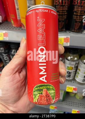 Grovetown, GA USA - 08 06 23: Walmart Lebensmittelgeschäft Amino Energy Drink Stockfoto