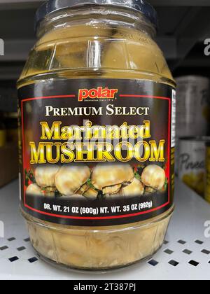 Grovetown, GA USA - 08 06 23: Walmart Lebensmittelgeschäft Polar marinierte Pilze Stockfoto
