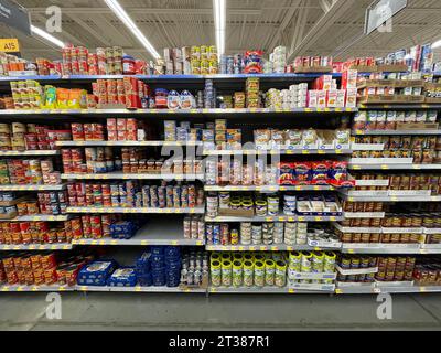 Grovetown, GA USA - 08 06 23: Walmart Lebensmittelgeschäft Fleischkonserven und Abendessen Stockfoto