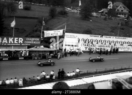 Der italienische Formel-1-Pilot Giuseppe „Nino“ Farina (Ferrari 553) führte den Argentinier Juan Manuel Fangio (Maserati 250 F) am Ende der zweiten Runde des Großen Preises von Belgien 1954 auf der Strecke Spa-Francorchamps an. Das 36-Runden-Rennen gewann Fangio, gefolgt von Maurice Trintignant und Stirling Moss. Die Strecke betrug 14,120 km, das Rennen 508,320 km Fangio gewann die Weltmeisterschaft 1954. Stockfoto