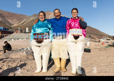 Drei grönländische Erwachsene in traditioneller Kleidung - Siorapaluk, Grönland Stockfoto