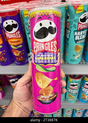 Grovetown, GA USA - 08 06 23: Walmart-Lebensmittelgeschäft Pringles Chips Habaneras Stockfoto