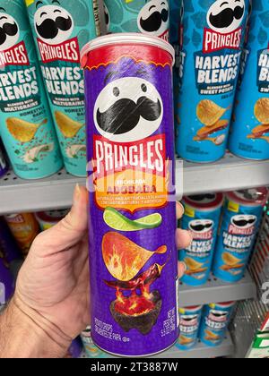 Grovetown, GA USA - 08 06 23: Walmart-Lebensmittelgeschäft Pringles Chips Adobada Stockfoto