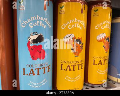 Grovetown, GA USA - 08 06 23: Walmart Lebensmittelgeschäft Chamberlain Coffee Variety Stockfoto