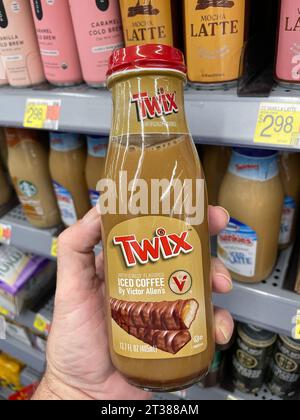 Grovetown, GA USA - 08 06 23: Walmart Lebensmittelgeschäft Twix Candy Coffee Drink in einer Flasche Stockfoto