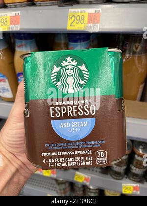 Grovetown, GA USA - 08 06 23: Walmart Lebensmittelgeschäft Starbucks Espresso Stockfoto