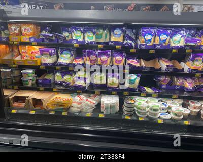 Grovetown, GA USA - 08 06 23: Walmart Lebensmittelgeschäft Käsebereich und Preise Stockfoto