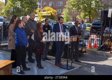 New York, Usa. Oktober 2023. NEW YORK – New York, 23. OKTOBER: Stadtrat Keith Powers spricht während des Intro. 279 – Eine Unterzeichnungszeremonie in den Ravenswood Houses von NYCHA am 23. Oktober 2003 im Queens Borough von New York City. Bürgermeister Adams unterzeichnet Intro. 279-A, die formelle Kodifizierung des Ziels der Stadt, ihre Fahrzeugflotte bis 2038 auf alle vollelektrischen (Zero Emissions) Fahrzeuge (ZEVs) umzustellen. Darüber hinaus wird die Stadt SolarCarports auf den NYCHA-Parkplätzen installieren und ein Car-Sharing-Programm für Elektrofahrzeuge für NYCHA-Mitarbeiter einführen. Quelle: Ron Adar/Alamy Live News Stockfoto