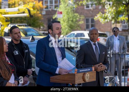 New York, Usa. Oktober 2023. NEW YORK – New York, 23. OKTOBER: Stadtrat Keith Powers spricht während des Intro. 279 – Eine Unterzeichnungszeremonie in den Ravenswood Houses von NYCHA am 23. Oktober 2003 im Queens Borough von New York City. Bürgermeister Adams unterzeichnet Intro. 279-A, die formelle Kodifizierung des Ziels der Stadt, ihre Fahrzeugflotte bis 2038 auf alle vollelektrischen (Zero Emissions) Fahrzeuge (ZEVs) umzustellen. Darüber hinaus wird die Stadt SolarCarports auf den NYCHA-Parkplätzen installieren und ein Car-Sharing-Programm für Elektrofahrzeuge für NYCHA-Mitarbeiter einführen. Quelle: Ron Adar/Alamy Live News Stockfoto