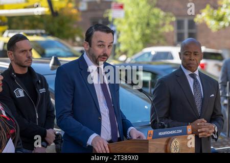 New York, Usa. Oktober 2023. NEW YORK – New York, 23. OKTOBER: Stadtrat Keith Powers spricht während des Intro. 279 – Eine Unterzeichnungszeremonie in den Ravenswood Houses von NYCHA am 23. Oktober 2003 im Queens Borough von New York City. Bürgermeister Adams unterzeichnet Intro. 279-A, die formelle Kodifizierung des Ziels der Stadt, ihre Fahrzeugflotte bis 2038 auf alle vollelektrischen (Zero Emissions) Fahrzeuge (ZEVs) umzustellen. Darüber hinaus wird die Stadt SolarCarports auf den NYCHA-Parkplätzen installieren und ein Car-Sharing-Programm für Elektrofahrzeuge für NYCHA-Mitarbeiter einführen. Quelle: Ron Adar/Alamy Live News Stockfoto