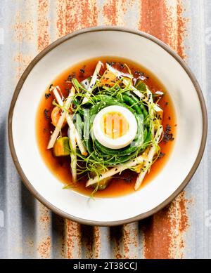 Asiatische Suppe über der Aussicht mit hart gekochten Ei und grünen Bohnen Stockfoto