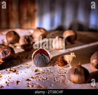 Isoilierter schwarzer Knoblauch auf dem Tisch Stockfoto