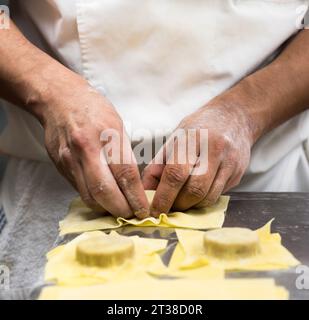 Küchenchefs Hände in der Küche und bereiten Pasta zu Stockfoto