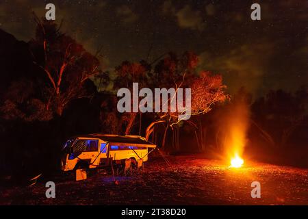 Toyota Coaster Buscamping mit Lagerfeuer unter einem Sternenhimmel, Kalgan Pool, Pilbara, Western Australia, Australien Stockfoto