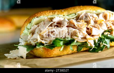 Chicken caesar Salat Sandwich, geöffnet, Nahaufnahme Stockfoto
