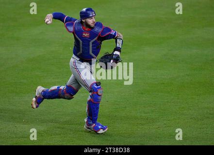 Houston, Usa. Oktober 2023. Der Texas Rangers-Catcher Jonah Heim wirft Houston Astros Shortstop Jeremy Pena im sechsten Inning des siebten Spiels der ALCS im Minute Maid Park in Houston am Montag, 23. Oktober 2023 aus. Foto: Kevin M. Cox/UPI Credit: UPI/Alamy Live News Stockfoto