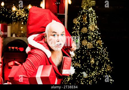 Kriminelle weihnachten. Weihnachten und Neujahr Gruß von der Polizeistation. Gefährlicher Einbrecher in Santa Kostüm gekleidet. Stockfoto