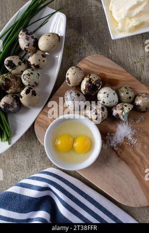 Wachteleier auf Holztisch mit Salz zerrissen Stockfoto