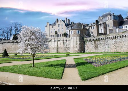 Vannes, mittelalterliche Stadt in der Bretagne, Blick auf den Garten der Stadtmauer Stockfoto